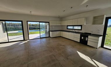 CASA EN VENTA y ALQUILER, 5 AMBIENTES, SAN SEBASTIAN AREA 9, APTO CREDITO