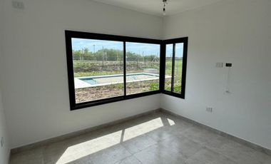 CASA EN VENTA y ALQUILER, 5 AMBIENTES, SAN SEBASTIAN AREA 9, APTO CREDITO