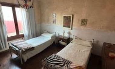 Casa en  esquinas de calles Honduras y Pío XII. Tiene un amplio living, cocina comedor, baño, dos dormitorios, cochera, patio. Buen estado en general.