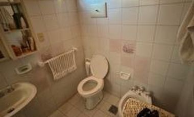 Casa en  esquinas de calles Honduras y Pío XII. Tiene un amplio living, cocina comedor, baño, dos dormitorios, cochera, patio. Buen estado en general.