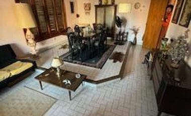 Casa en  esquinas de calles Honduras y Pío XII. Tiene un amplio living, cocina comedor, baño, dos dormitorios, cochera, patio. Buen estado en general.