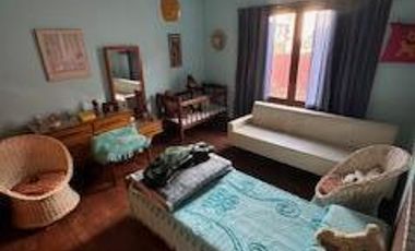 Casa en  esquinas de calles Honduras y Pío XII. Tiene un amplio living, cocina comedor, baño, dos dormitorios, cochera, patio. Buen estado en general.