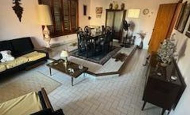 Casa en  esquinas de calles Honduras y Pío XII. Tiene un amplio living, cocina comedor, baño, dos dormitorios, cochera, patio. Buen estado en general.