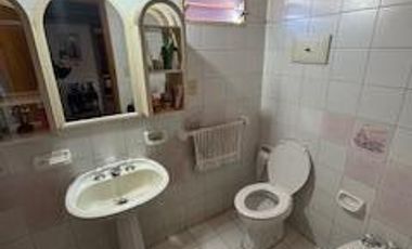 Casa en  esquinas de calles Honduras y Pío XII. Tiene un amplio living, cocina comedor, baño, dos dormitorios, cochera, patio. Buen estado en general.