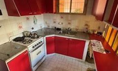 Casa en  esquinas de calles Honduras y Pío XII. Tiene un amplio living, cocina comedor, baño, dos dormitorios, cochera, patio. Buen estado en general.