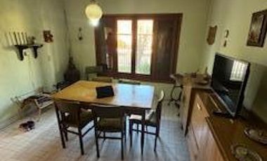 Casa en  esquinas de calles Honduras y Pío XII. Tiene un amplio living, cocina comedor, baño, dos dormitorios, cochera, patio. Buen estado en general.