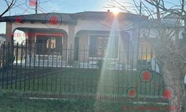 Casa en  esquinas de calles Honduras y Pío XII. Tiene un amplio living, cocina comedor, baño, dos dormitorios, cochera, patio. Buen estado en general.