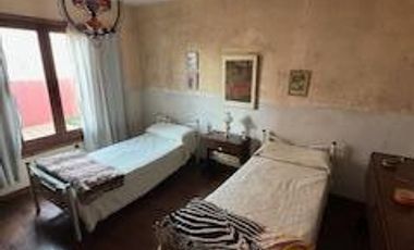 Casa en  esquinas de calles Honduras y Pío XII. Tiene un amplio living, cocina comedor, baño, dos dormitorios, cochera, patio. Buen estado en general.