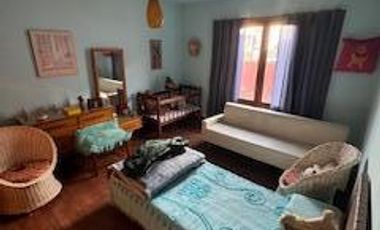 Casa en  esquinas de calles Honduras y Pío XII. Tiene un amplio living, cocina comedor, baño, dos dormitorios, cochera, patio. Buen estado en general.