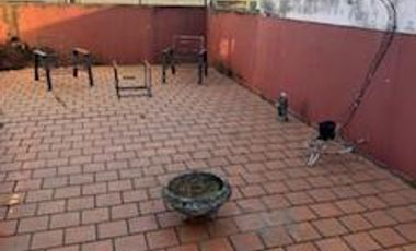 Casa en  esquinas de calles Honduras y Pío XII. Tiene un amplio living, cocina comedor, baño, dos dormitorios, cochera, patio. Buen estado en general.