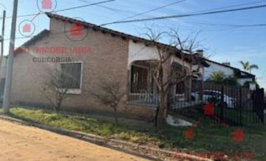 Casa en  esquinas de calles Honduras y Pío XII. Tiene un amplio living, cocina comedor, baño, dos dormitorios, cochera, patio. Buen estado en general.