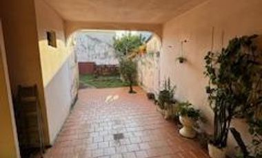 Casa en  esquinas de calles Honduras y Pío XII. Tiene un amplio living, cocina comedor, baño, dos dormitorios, cochera, patio. Buen estado en general.