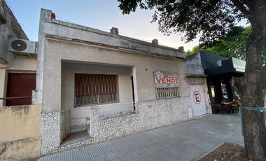 CASA EN VENTA A METROS DE AV RIESTRA, VILLA LUGANO