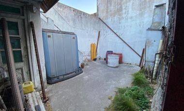 CASA EN VENTA A METROS DE AV RIESTRA, VILLA LUGANO