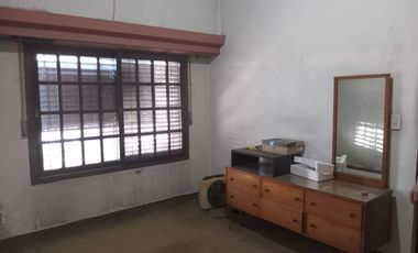 Casa 4 Ambientes sobre la calle granville a 2 cuadras de bynnon