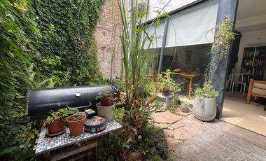 Departamento de 1 dormitorio con patio en venta en La Plata