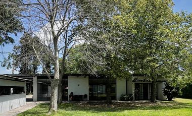 CASA 6 AMBIENTES CON PILETA EN VENTA, BARRIO SEMI CERRADO SAN JORGE, LOS CARDALES