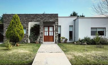 CASA 5 AMBIENTES EN VENTA, BARRIO EL CARDAL I, LOS CARDALES