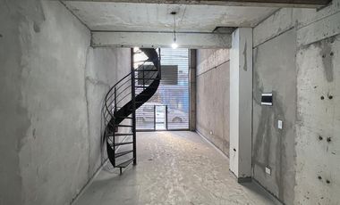 Local cerca de importante esquina - Apto varios destinos !