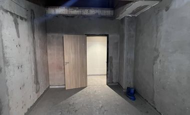 Local cerca de importante esquina - Apto varios destinos !