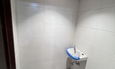 Local cerca de importante esquina - Apto varios destinos !