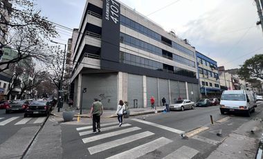 Local cerca de importante esquina - Apto varios destinos !