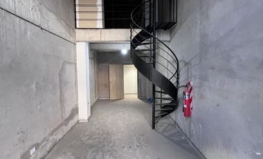 Local cerca de importante esquina - Apto varios destinos !