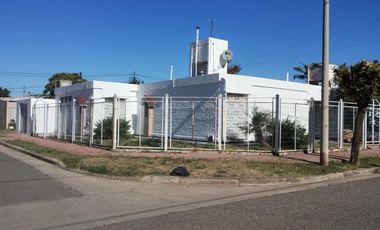 CasaB° Parque República: Casa de 3 Dor. C/Cochera y Patio !