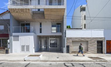 3 AMBIENTES CON BALCÓN A POCOS MTS DE AV MITRE