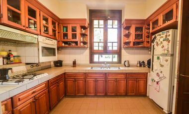 Venta casa en Alberdi de 4 dormitorios y gran terreno