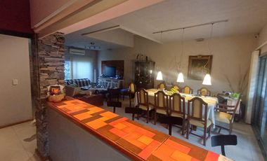 Venta Casa 6 Amb Luminosa en Martinez Pileta Parque Parrilla Cochera fija cub
