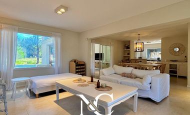 Casa en  venta de 6 ambientes en Costa Esmeralda