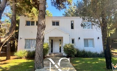 Casa en  venta de 6 ambientes en Costa Esmeralda