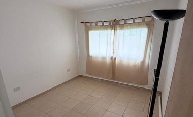 Casa en alquiler 2 dormitorios, M. Romero, La Plata