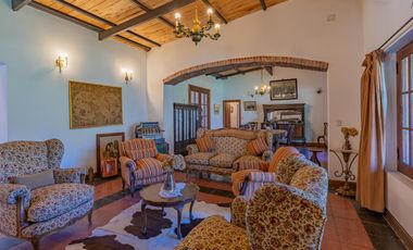 Estancia de 1830 con 42 has y cancha de polo a 50km del mar