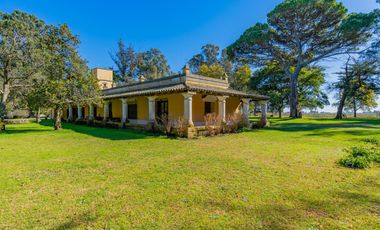 Estancia de 1830 con 42 has y cancha de polo a 50km del mar