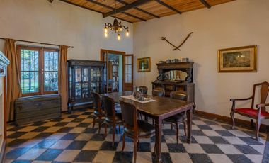 Estancia de 1830 con 42 has y cancha de polo a 50km del mar