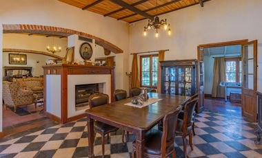 Estancia de 1830 con 42 has y cancha de polo a 50km del mar