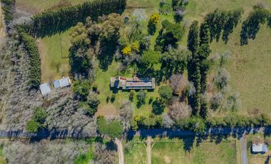 Estancia de 1830 con 42 has y cancha de polo a 50km del mar