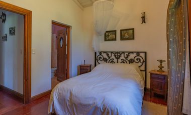 Estancia de 1830 con 42 has y cancha de polo a 50km del mar