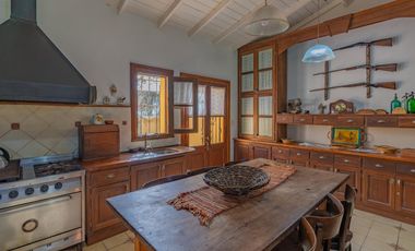 Estancia de 1830 con 42 has y cancha de polo a 50km del mar