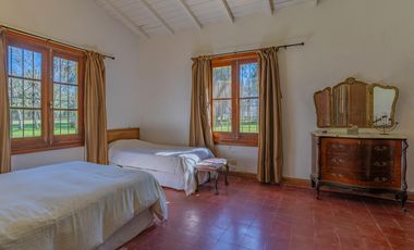 Estancia de 1830 con 42 has y cancha de polo a 50km del mar