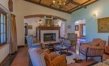 Estancia de 1830 con 42 has y cancha de polo a 50km del mar