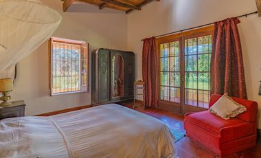 Estancia de 1830 con 42 has y cancha de polo a 50km del mar