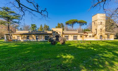 Estancia de 1830 con 42 has y cancha de polo a 50km del mar