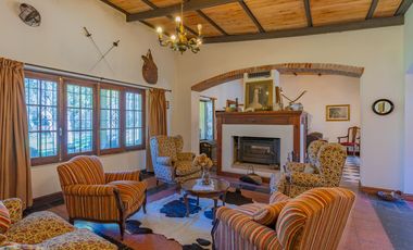 Estancia de 1830 con 42 has y cancha de polo a 50km del mar