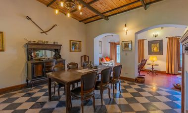 Estancia de 1830 con 42 has y cancha de polo a 50km del mar