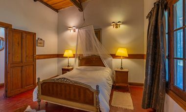 Estancia de 1830 con 42 has y cancha de polo a 50km del mar