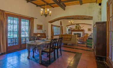 Estancia de 1830 con 42 has y cancha de polo a 50km del mar