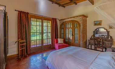 Estancia de 1830 con 42 has y cancha de polo a 50km del mar